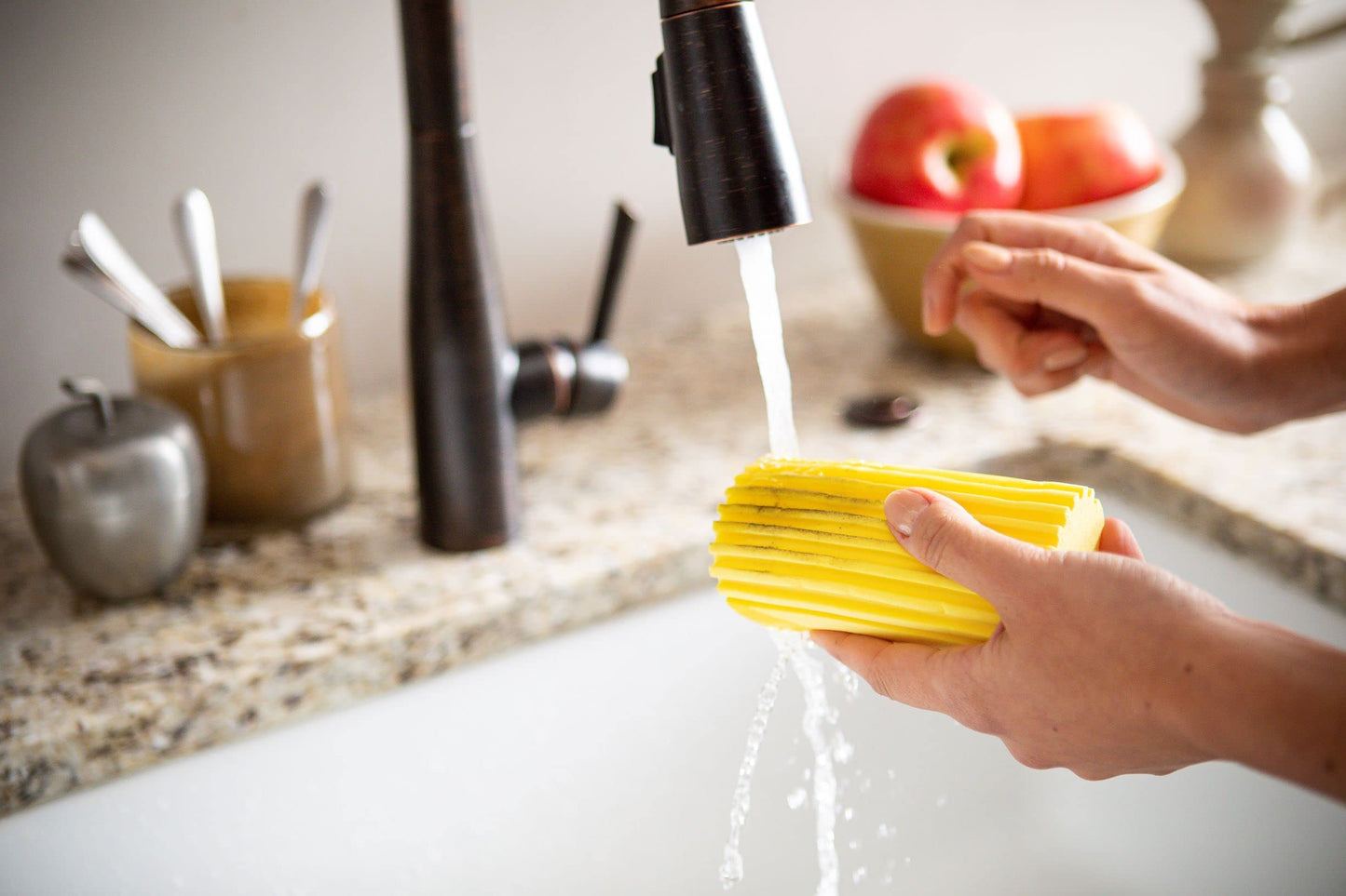 Scrub Daddy Damp Duster - Ideal for Blinds, Vents, Baseboards & More - Traps Dust & Dirt Easily - Rinse & Reuse - Silver