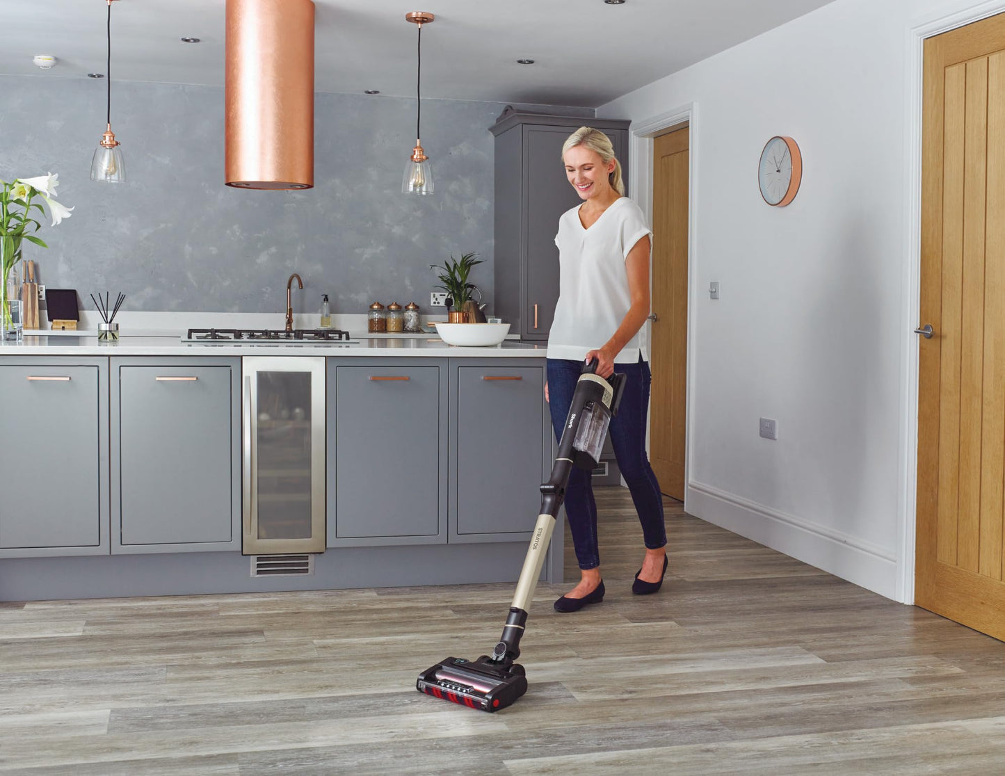 Shark Stratos Cordless Stick Vacuum Cleaner with Anti Hair Wrap Plus, Clean Sense IQ and Anti-Odour Technology, 60 Mins Run-Time, Removable Battery, 2 Attachments, Brass, IZ400ANZ